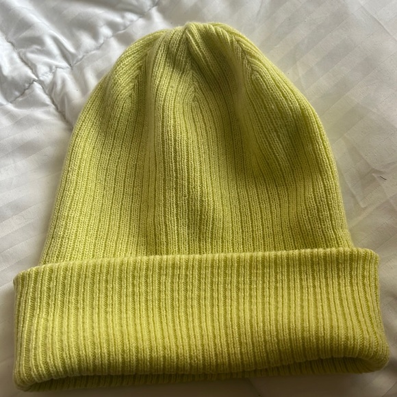Aritzia main character beanie - Picture 2 of 3